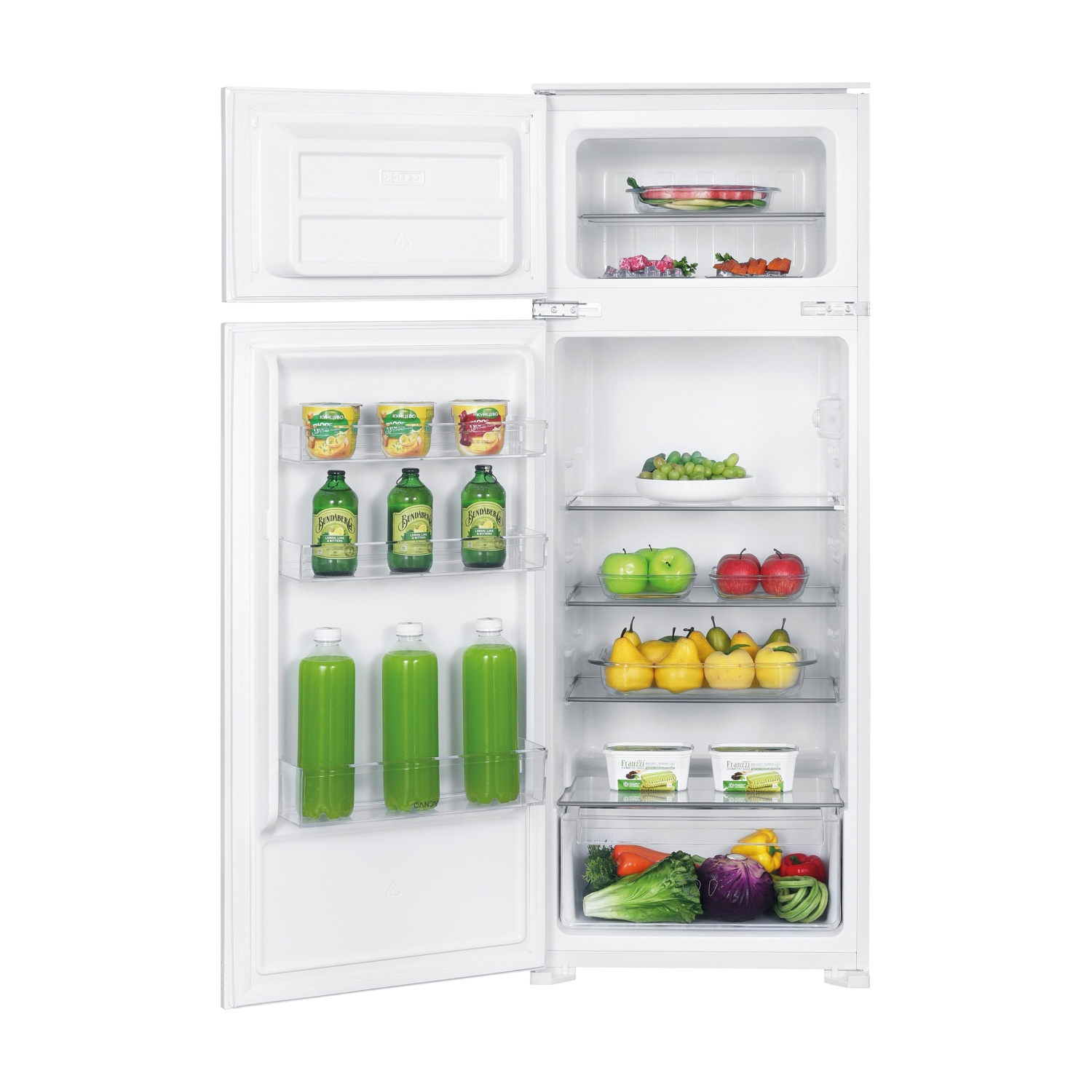 Frigorifero bianco aperto con cibo all'interno. Include frutta, verdura, bevande e prodotti confezionati.