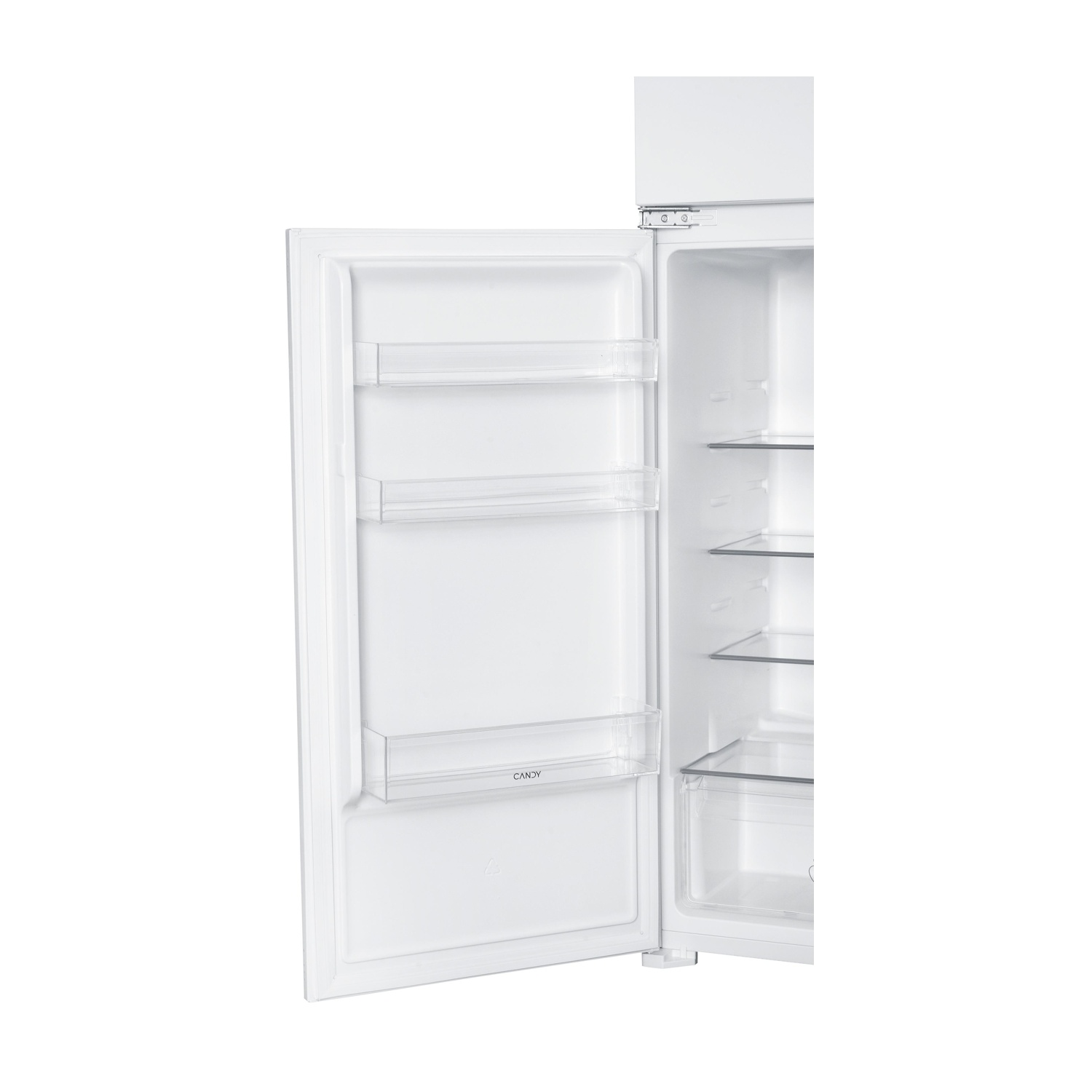 Frigorifero bianco aperto con ripiani e porta. Contenitori trasparenti all'interno. 'CANDY' visibile sulla porta.