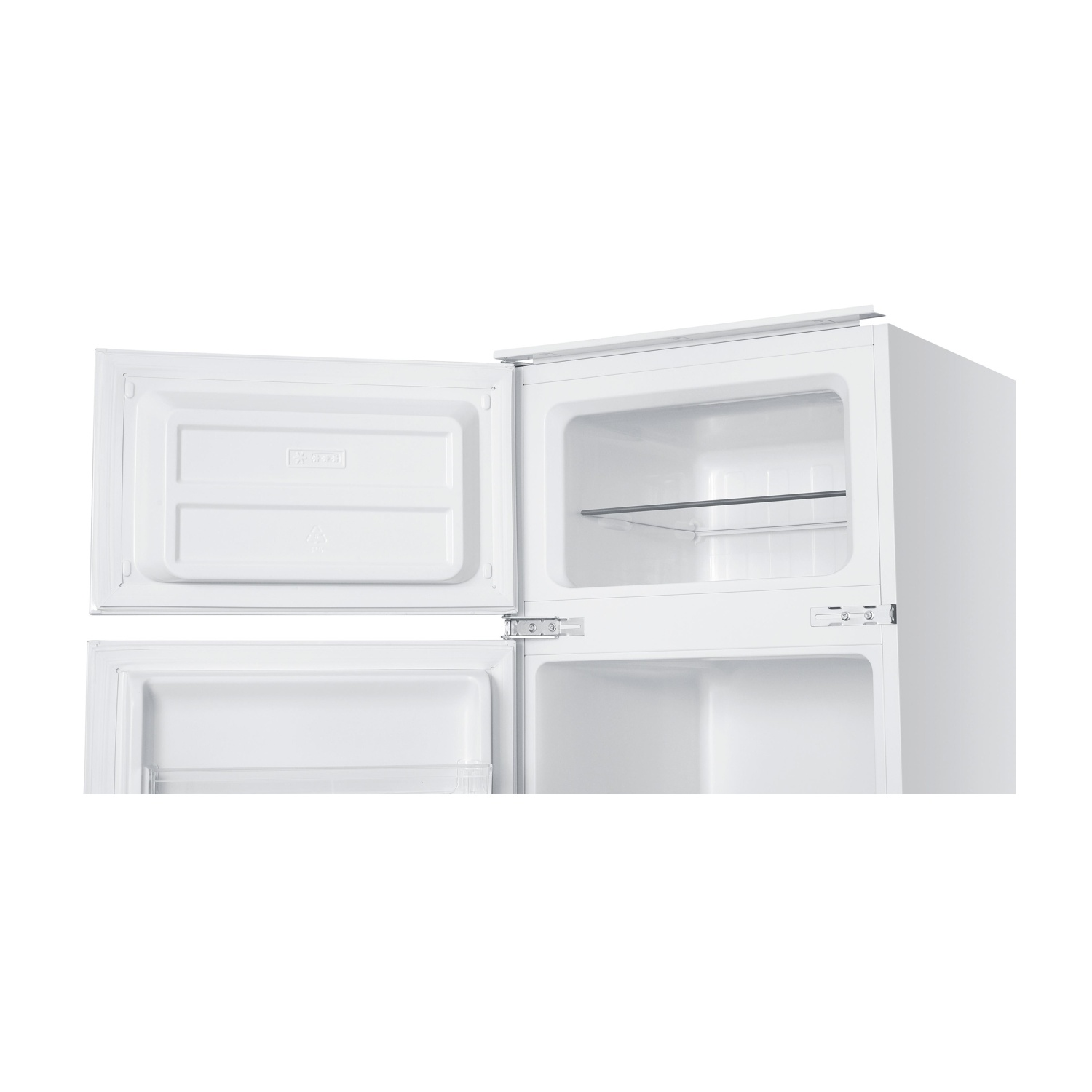 Un frigorifero bianco con porte aperte. La porta superiore rivela un congelatore con un ripiano. La porta inferiore rivela un vano frigo.