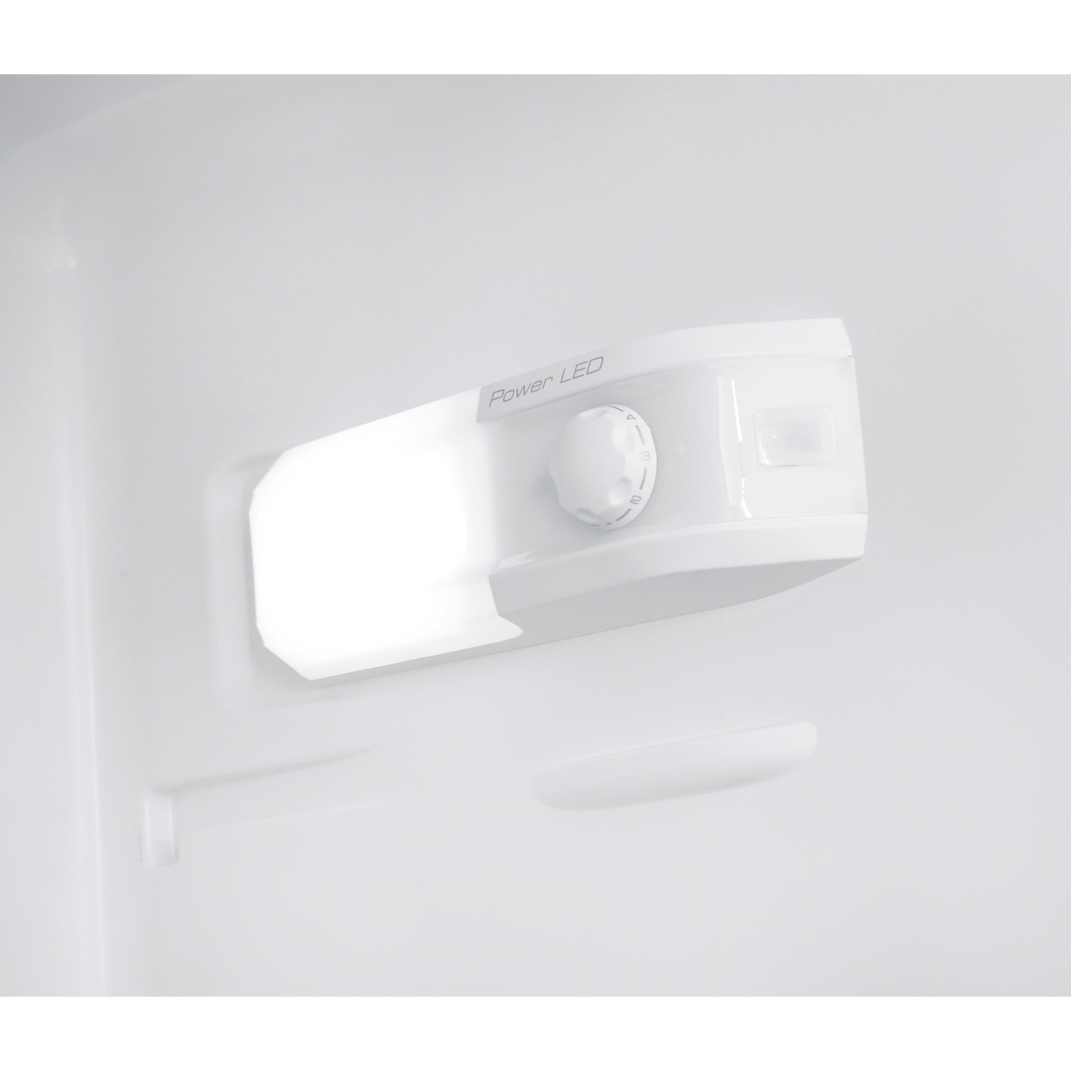Interno di un frigorifero. Sono visibili una luce LED bianca e un quadrante bianco, con la scritta 'Power LED' sopra.