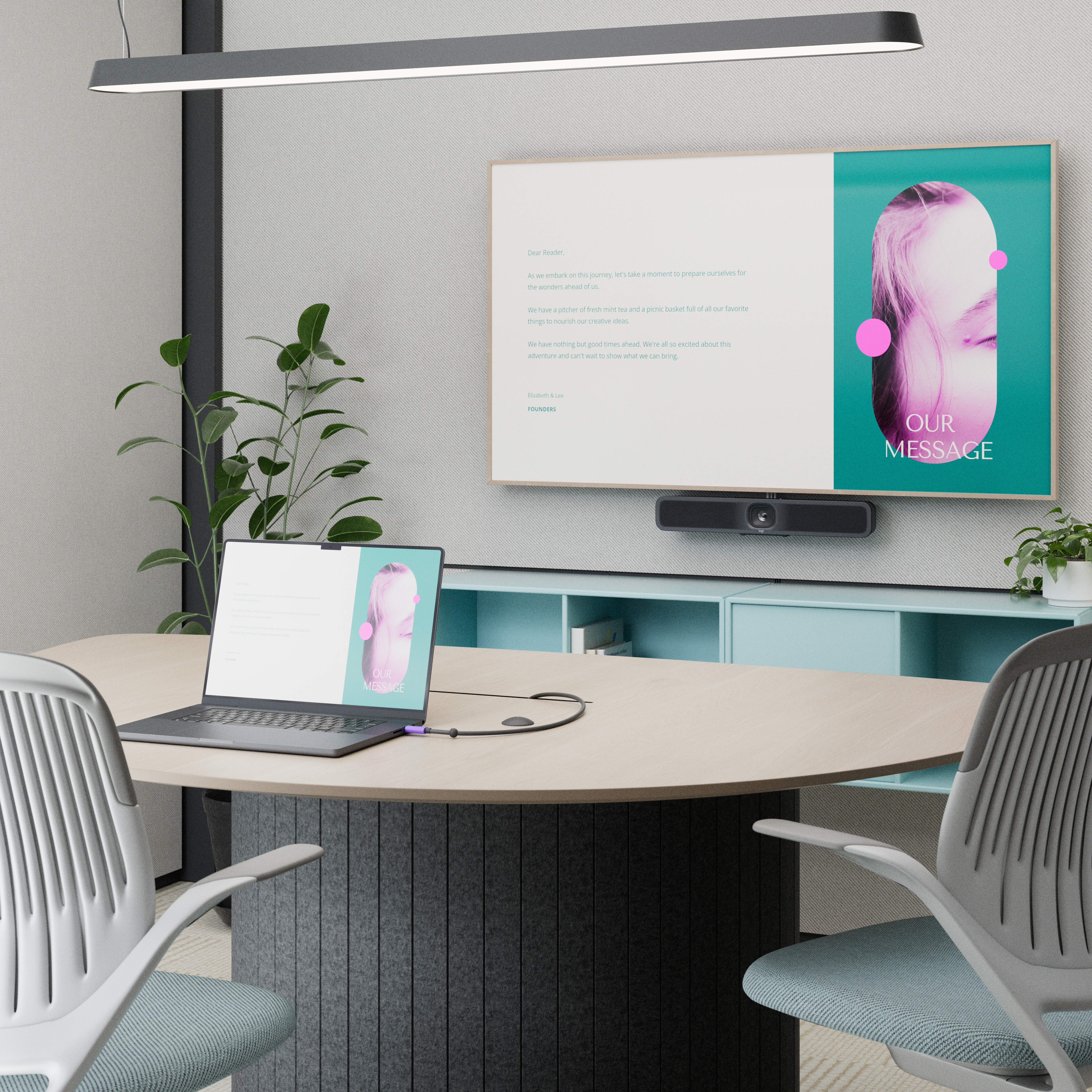Konferenzraum mit Tisch, Stühlen, Laptop und TV mit Text und pinkem Design. Pflanzen sind sichtbar.