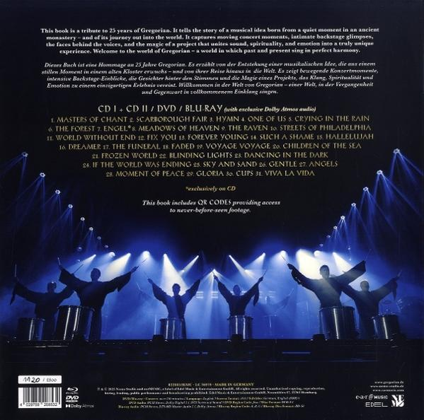CD-Cover. Dunkler Hintergrund, Männer in Roben auf der Bühne, Text oben und eine Titelliste.