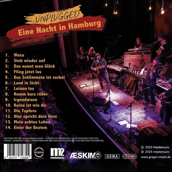 Live-Musikkonzert auf der Bühne. Bandmitglieder spielen Instrumente. Albumcover mit Titelliste und Logo.