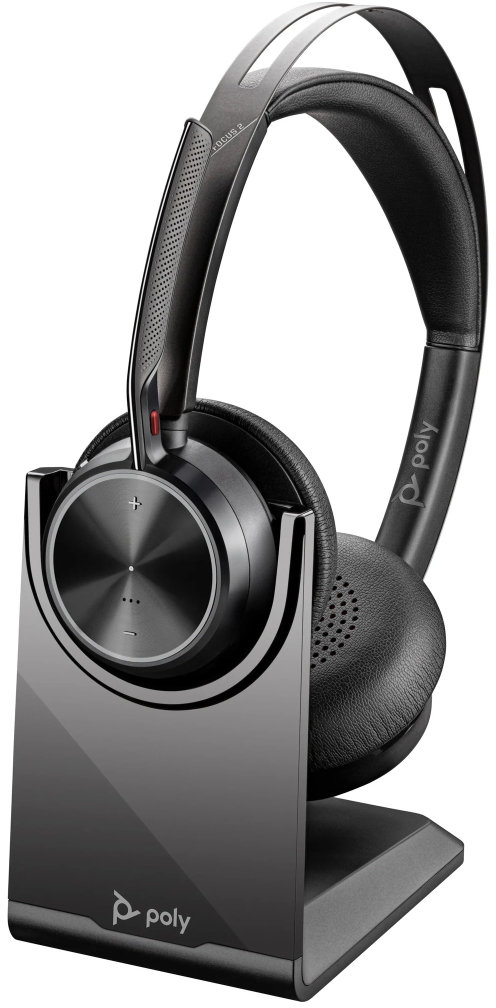 Schwarzer Poly Focus 2-Kopfhörer auf einer Ladestation. Das Headset hat Ohrmuscheln und ein gepolstertes Stirnband. Der Ständer hat das Poly-Logo.