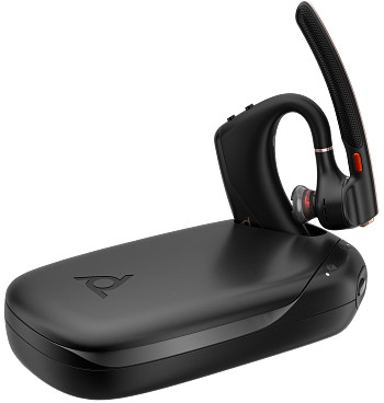 Schwarzes Headset auf einer Ladestation. Es hat ein gebogenes Design mit Mikrofonarm und Kupferakzenten.