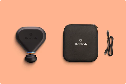 Schwarze Therabody-Massagepistole, Etui und USB-C-Kabel auf pfirsichfarbenem Hintergrund. Das Markenlogo ist auf jedem Artikel sichtbar.
