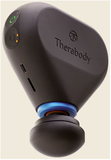 Eine schwarze Therabody-Massagepistole, Ansicht von unten. Sie hat einen blauen und orangenen Ring. Der Einschalter leuchtet.