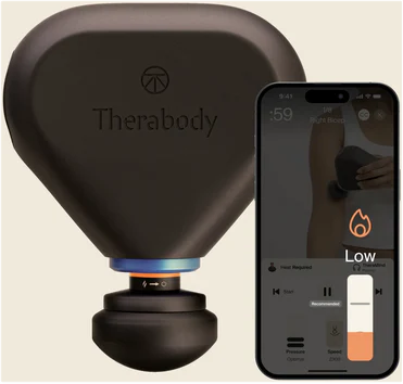 Schwarzes Therabody-Gerät mit einem Telefon, das Muskelnutzung und die Einstellung 'Low' zeigt.