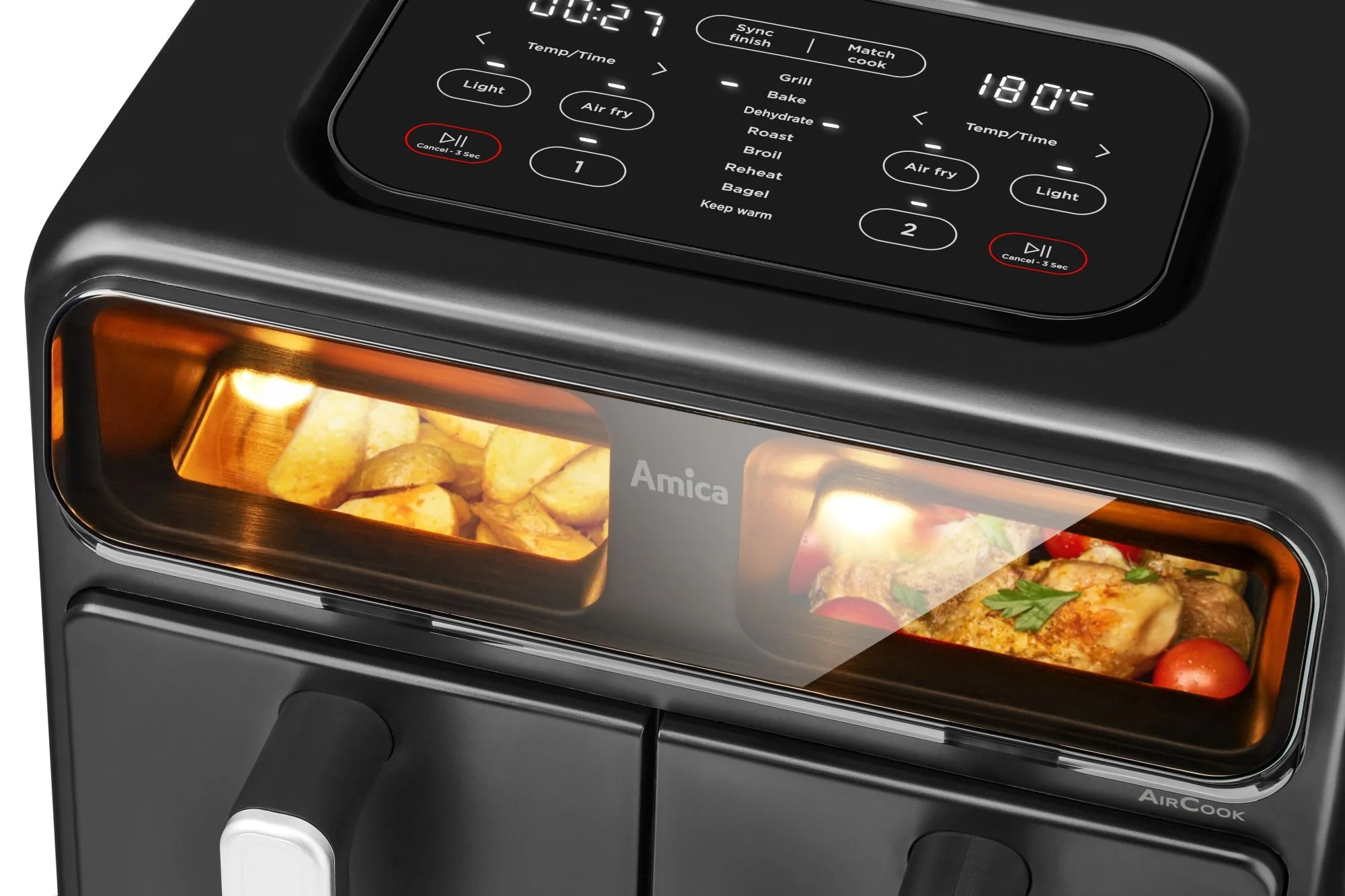 Czarna frytkownica powietrzna z jedzeniem w środku, ziemniakami i kurczakiem. Wyświetlacz cyfrowy pokazuje czas i temperaturę. Widoczna marka Amica.