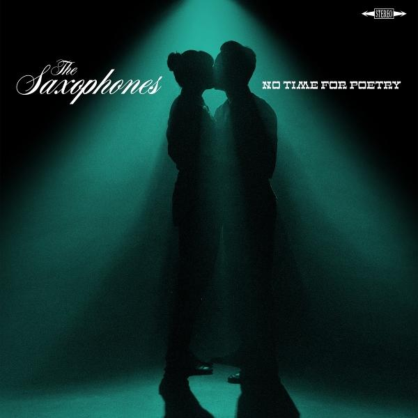 Schattenriss eines küssenden Paares unter einem Scheinwerfer. Albumcover für 'The Saxophones - No Time for Poetry'.