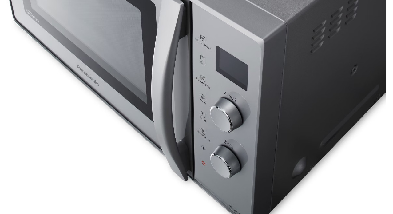 Szara kuchenka mikrofalowa Panasonic. Sterowanie i uchwyt drzwi po prawej. Widoczne logo Inverter i Panasonic.