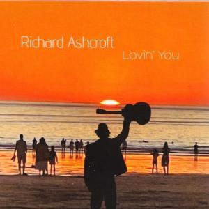 Silhouette eines Mannes mit Gitarre am Strand bei Sonnenuntergang. Menschen gehen im Hintergrund. Oranger Himmel.