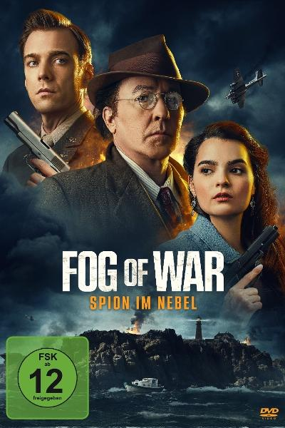 Poster für Fog of War. Drei Personen mit Waffen, Leuchtturm und Boot im Hintergrund. Kriegsflugzeug am Himmel.