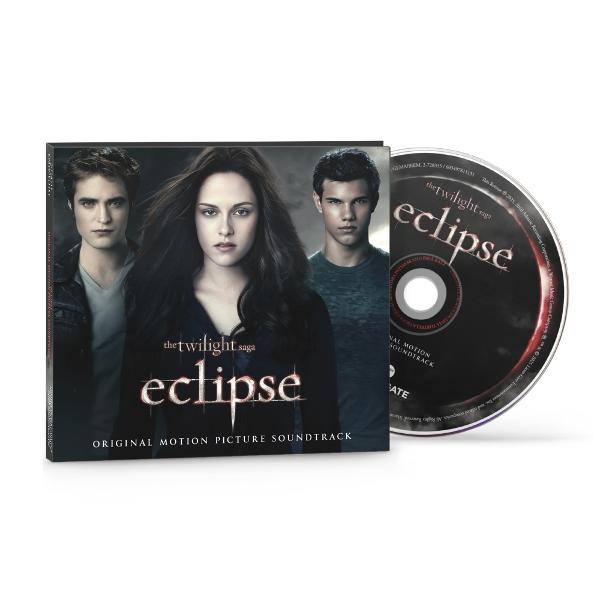 Soundtrack-CD von The Twilight Saga: Eclipse. Auf dem Cover sind drei Schauspieler zu sehen. Die CD befindet sich rechts. Weißer Hintergrund.