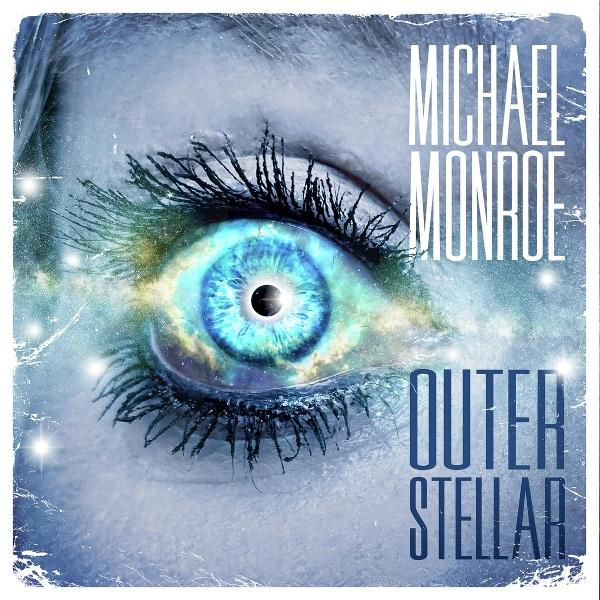 Nahaufnahme eines Auges mit einer galaxieartigen Iris. Der Text lautet 'MICHAEL MONROE OUTER STELLAR'.