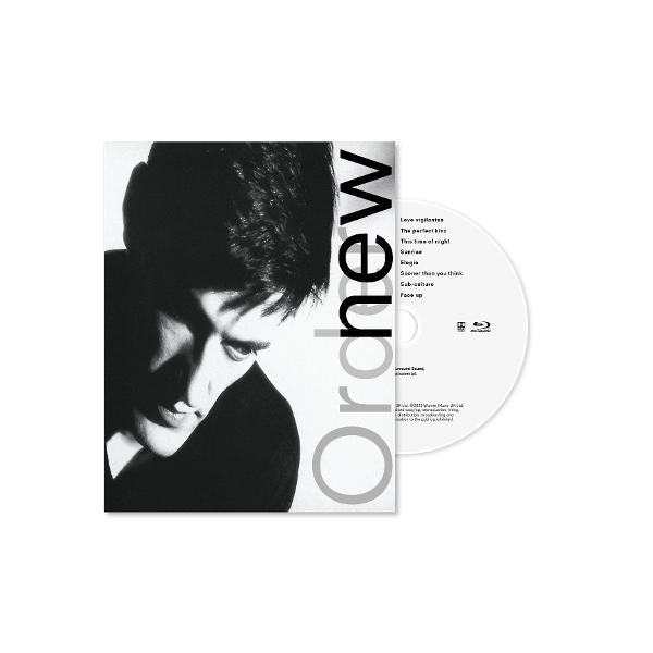 Eine CD-Hülle und -Disc. Die Hülle hat ein Graustufenbild einer Person. Die Disc ist weiß mit Text.