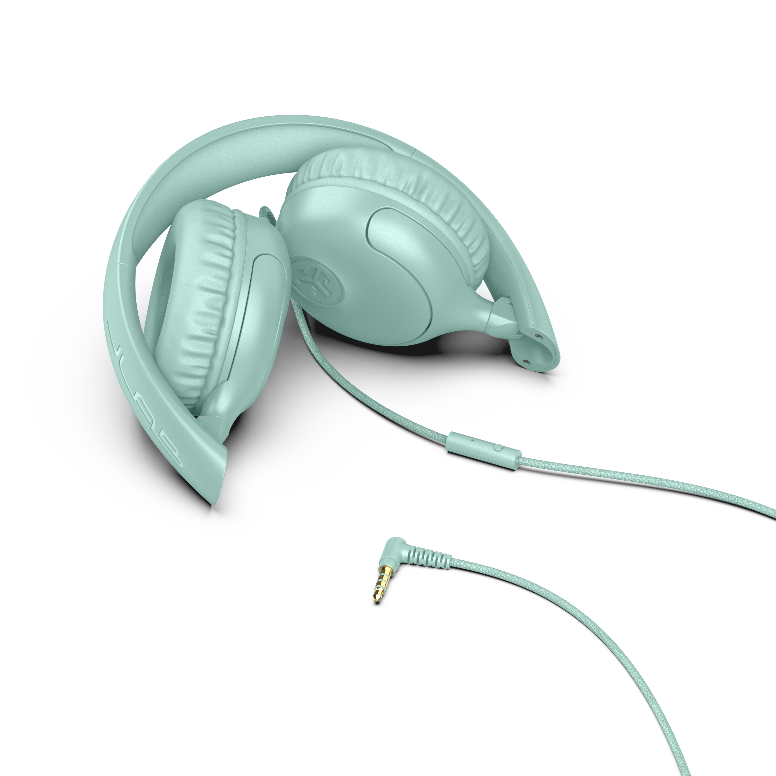 Gefaltete mintgrüne Kopfhörer auf Weiß. Das Kabel mit goldfarbenem Klinkenstecker befindet sich unten rechts.