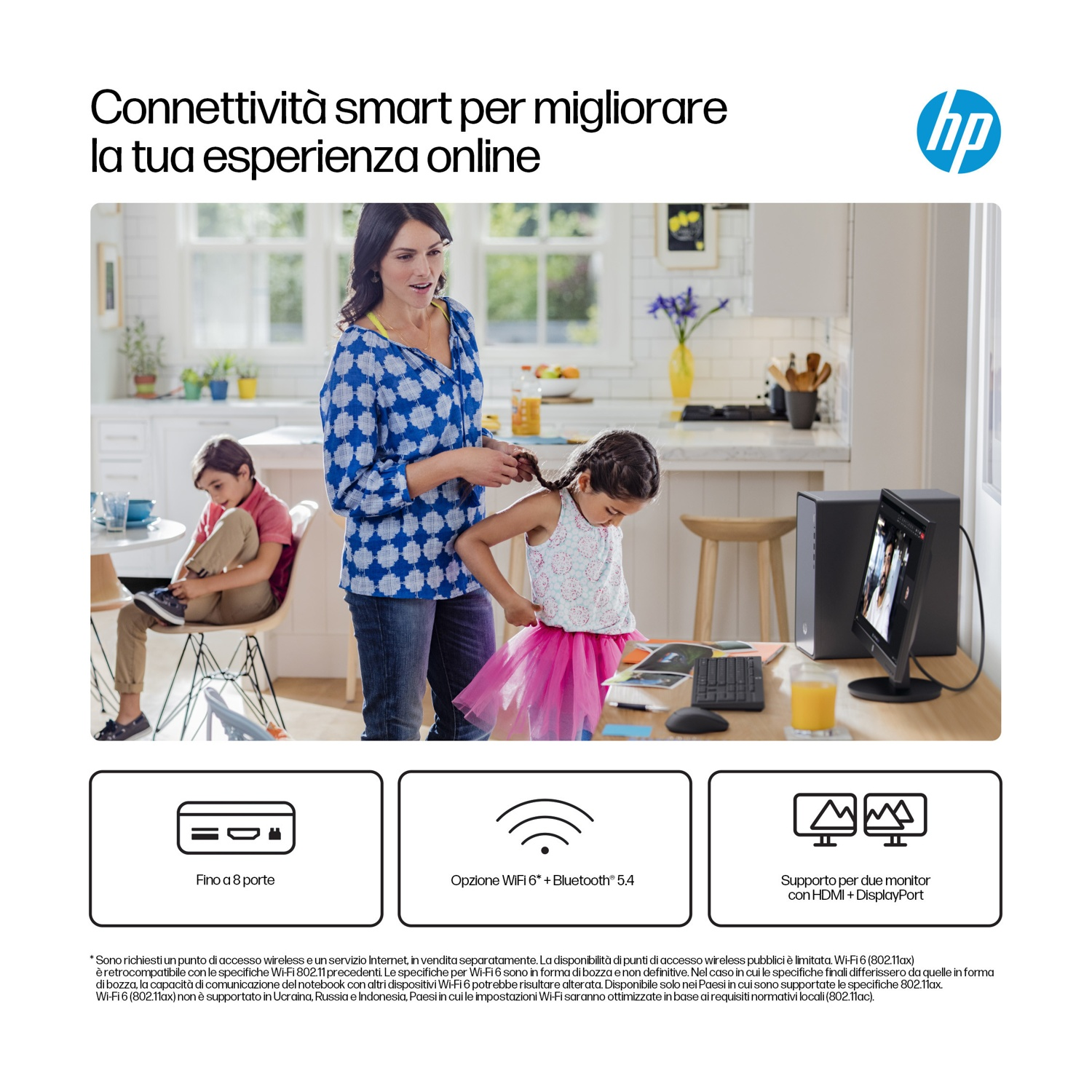 Una donna intreccia i capelli a una bambina in cucina. Un bambino è seduto a un tavolo. Un monitor di computer è sulla scrivania.