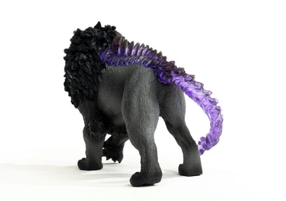 Eine schwarze Löwenfigur mit lila Wirbelsäule und Schwanz steht auf weißem Untergrund. Der Löwe ist abgewandt.