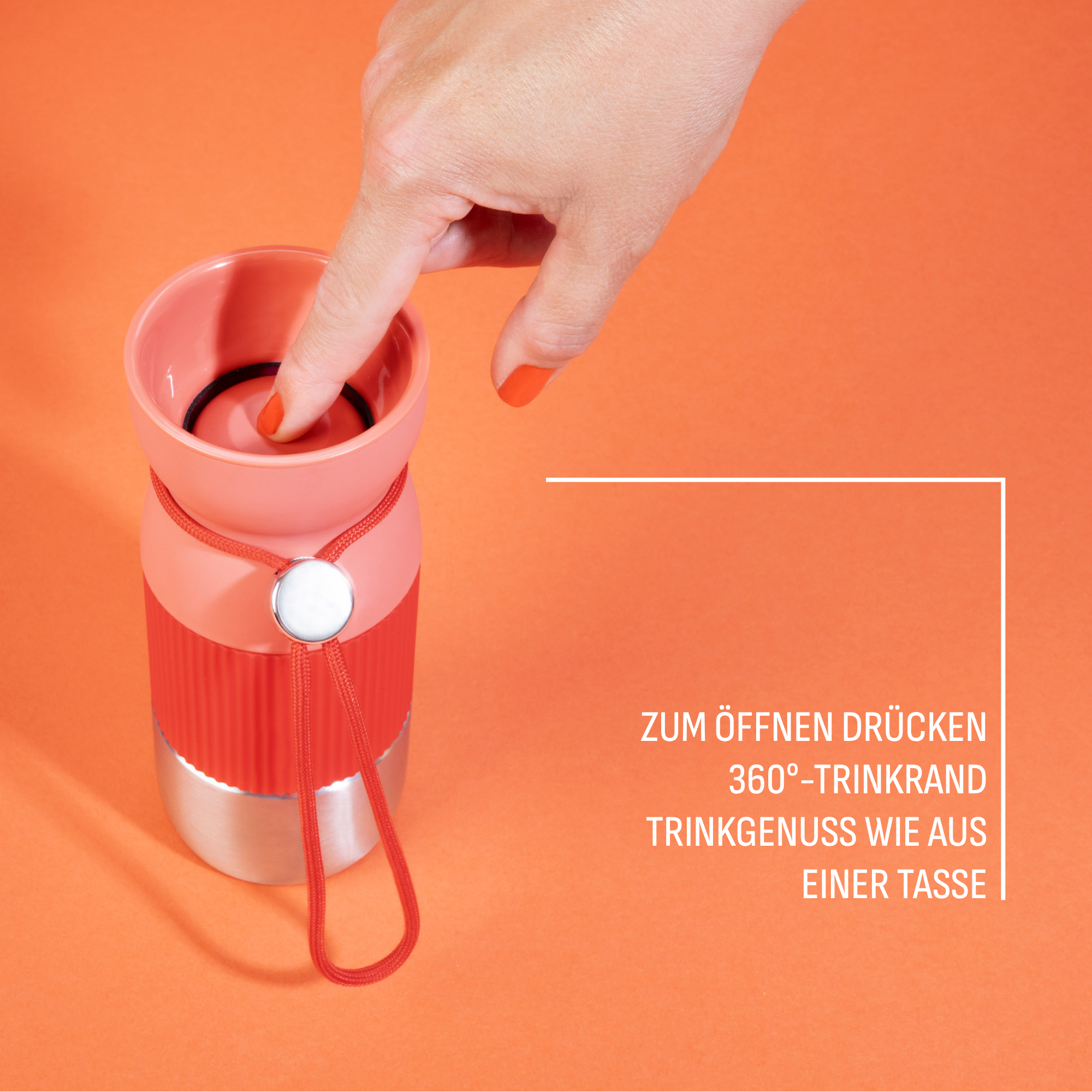 Eine Hand mit orangen Nägeln drückt auf einen rosafarbenen Deckel einer Wasserflasche. Die Flasche ist rosa, rot und silber. Oranger Hintergrund.