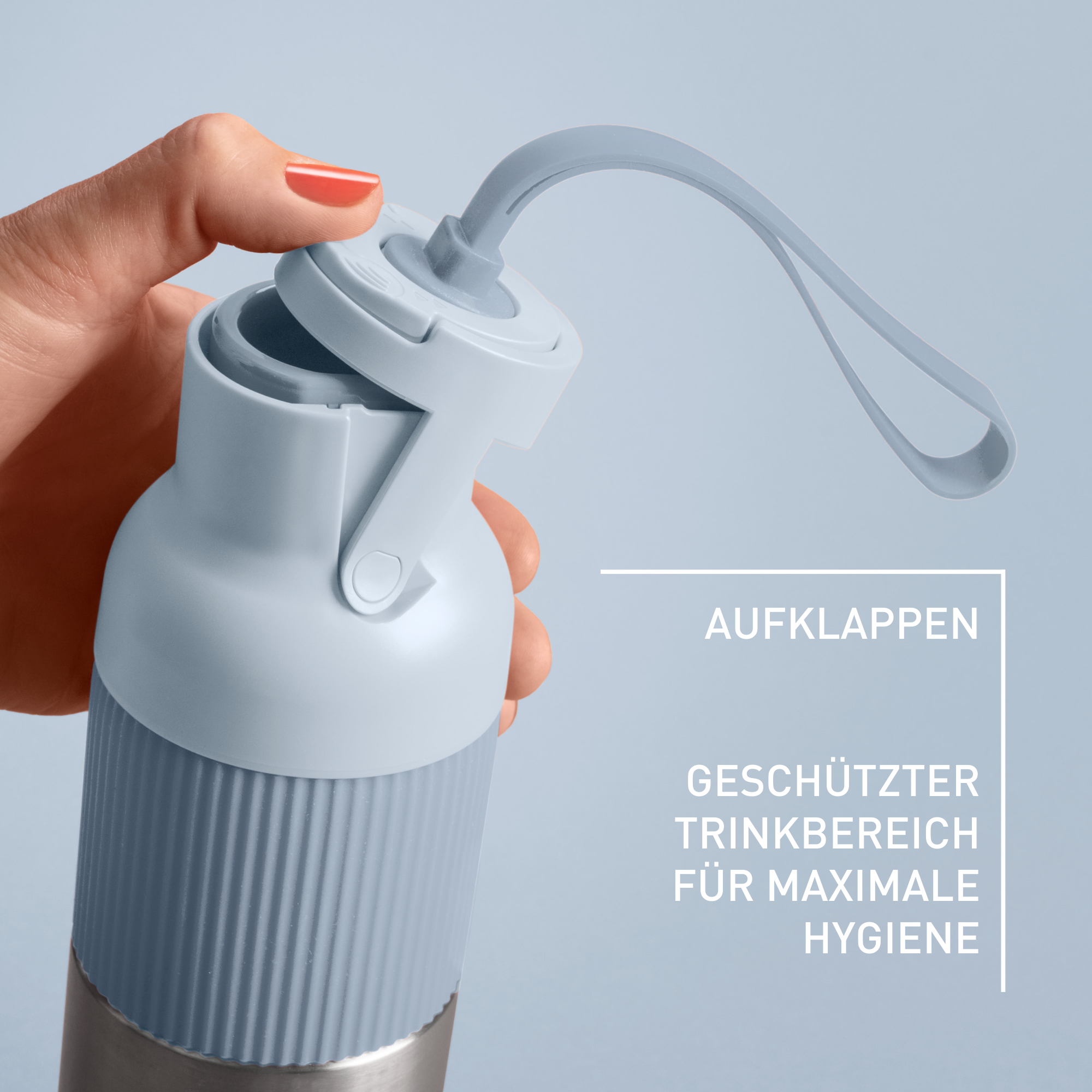 Eine Hand hält eine hellblaue Wasserflasche, der Deckel ist offen. Text: 'Öffnen', 'Geschützter Trinkbereich für maximale Hygiene'.