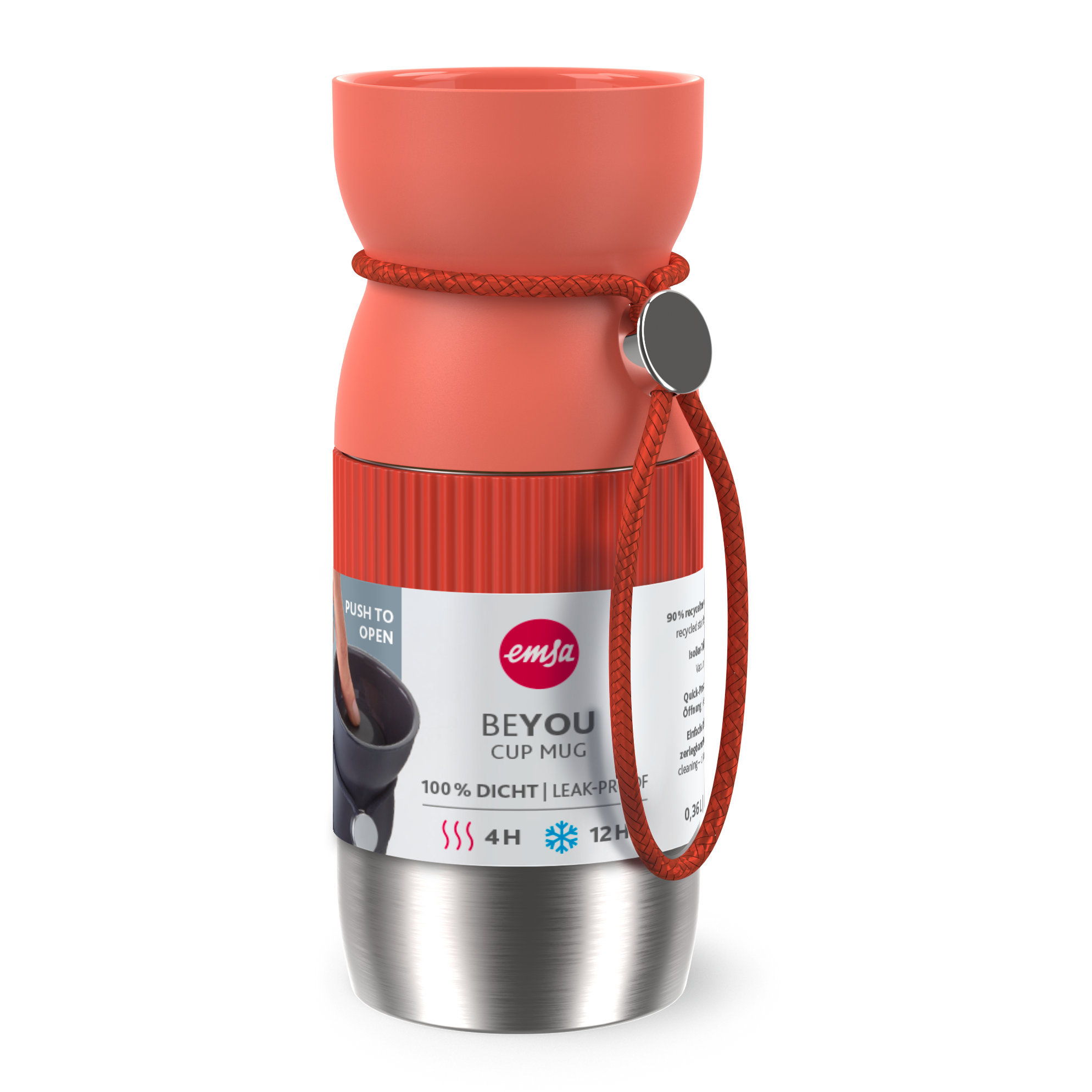 Ein roter Reisebecher mit Henkel. Er hat ein Etikett und einen silbernen Boden. Der Hintergrund ist schwarz.