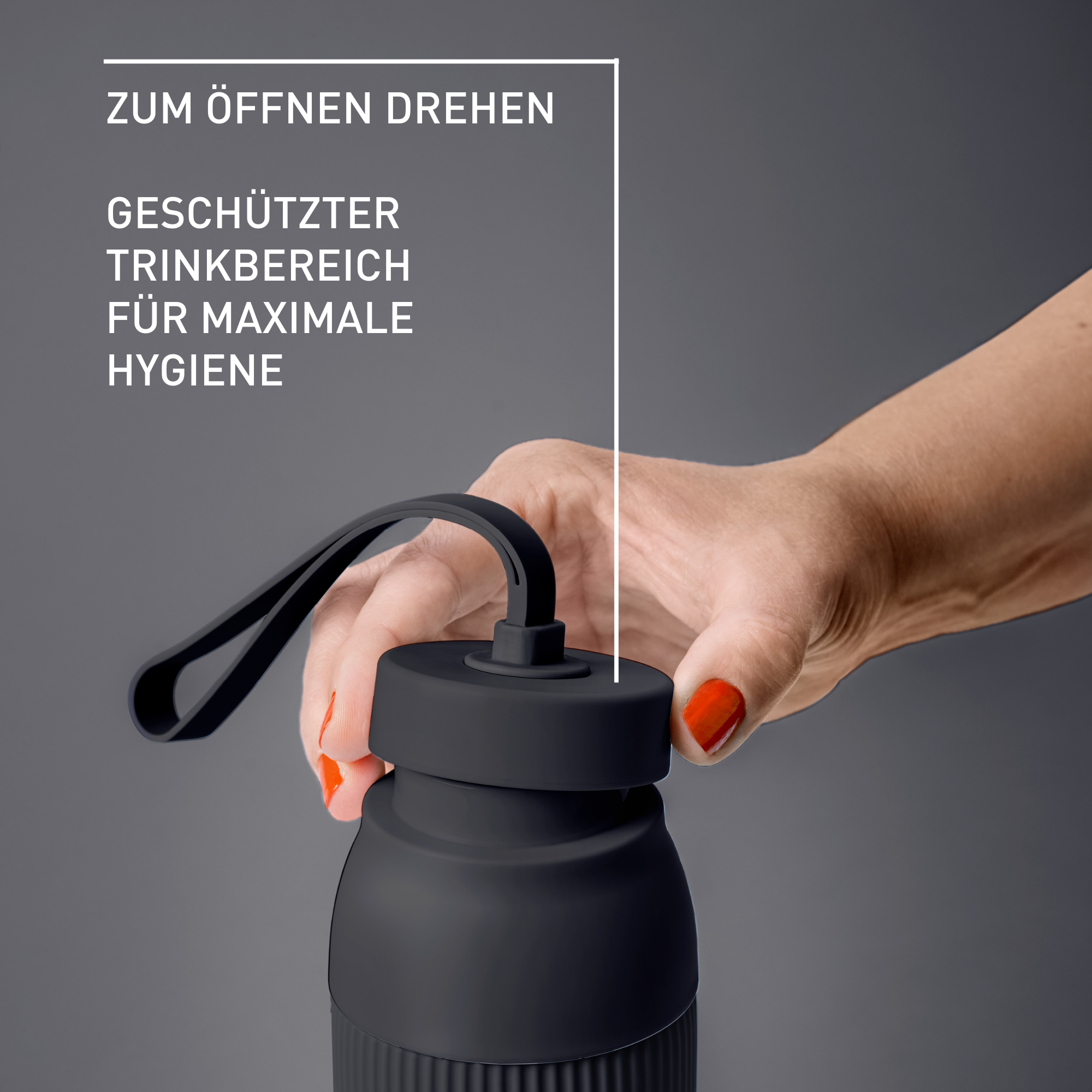 Eine Hand mit roten Nägeln hält einen schwarzen Wasserflaschendeckel. Text: Zum Öffnen drehen. Geschützter Trinkbereich für maximale Hygiene.