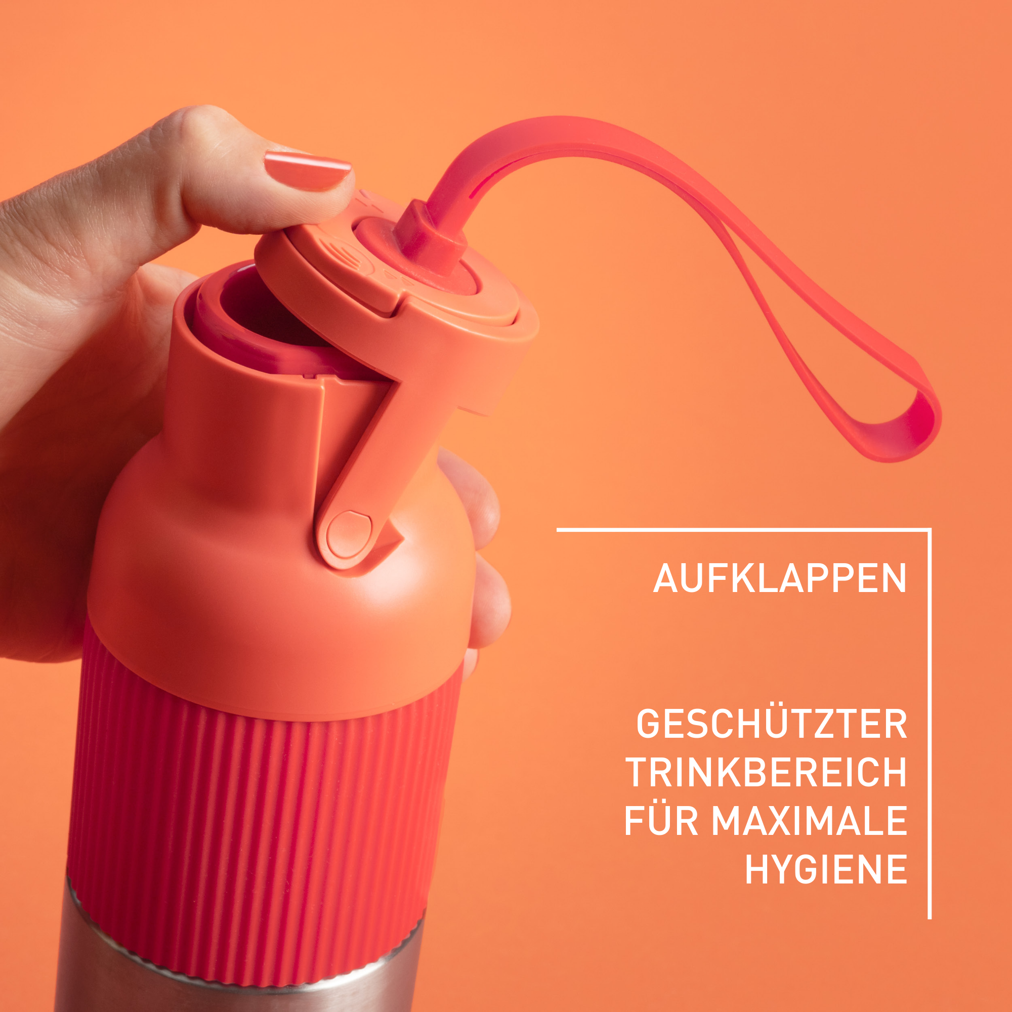 Eine Hand hält eine orangefarbene Wasserflasche mit rotem, geripptem Boden. Der Hintergrund ist orange.