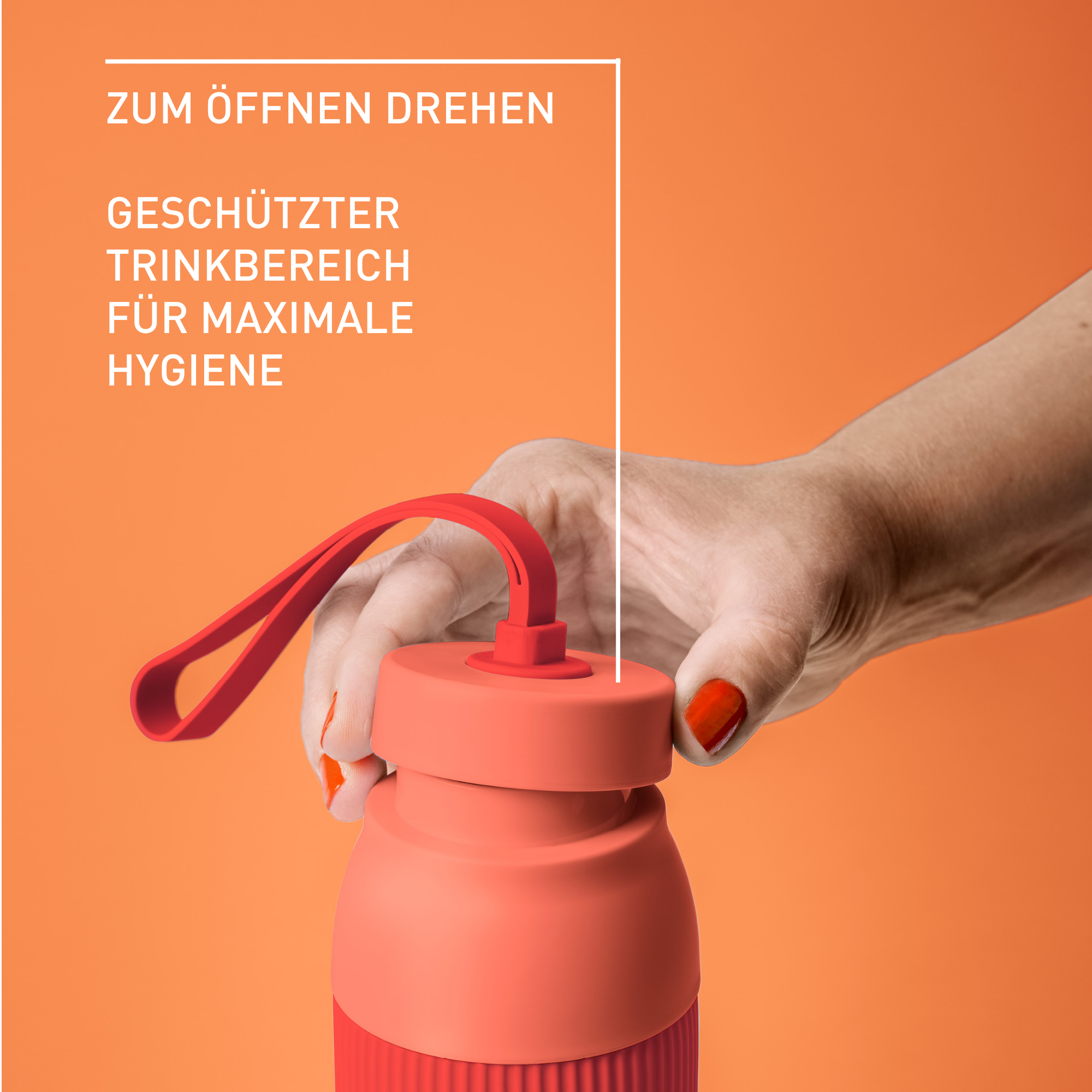 Hand hält eine rote Wasserflasche. Text sagt: 'Zum Öffnen drehen', 'Geschützter Trinkbereich für maximale Hygiene'.