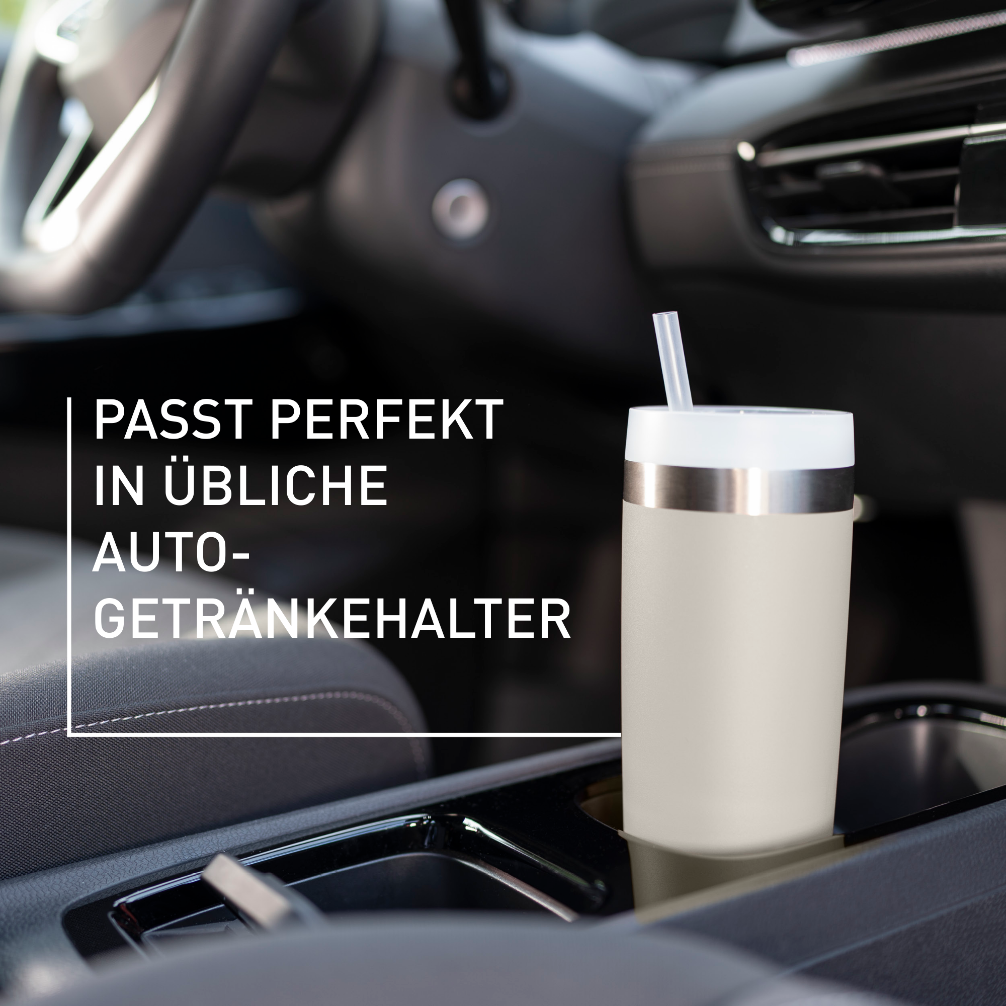 Ein becher mit Strohhalm im Getränkehalter eines Autos. Lenkrad und Innenraum sind im Hintergrund zu sehen.