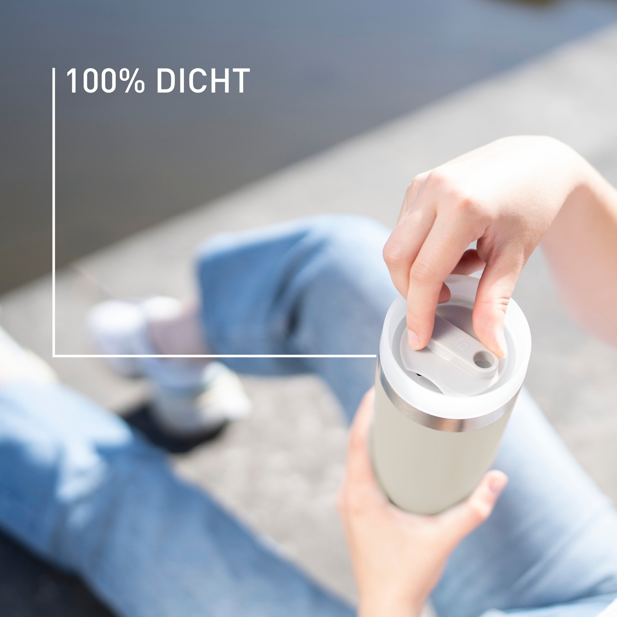 Eine Person hält einen hellbeigen Becher und öffnet den Deckel. Text links: '100% Dicht'.