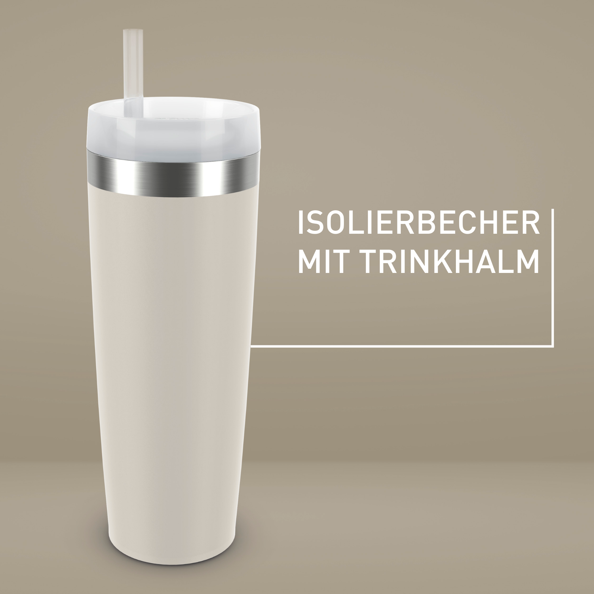 Ein beiger Isolierbecher mit Strohhalm, silbernem Band und weißem Deckel. Text: 'Isolierbecher mit Trinkhalm'.