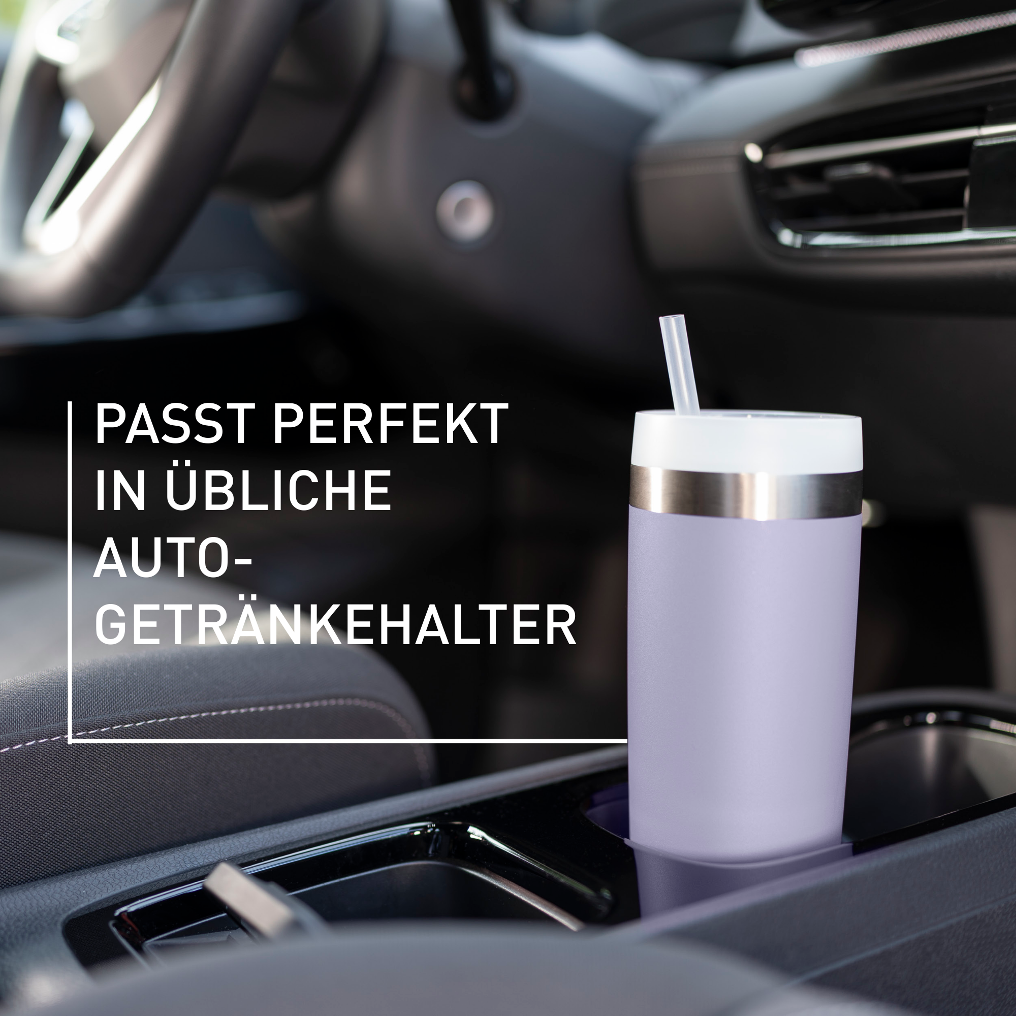 Ein lila Becher mit Strohhalm steht im Getränkehalter eines Autos. Der Text auf Deutsch besagt, dass er perfekt passt.