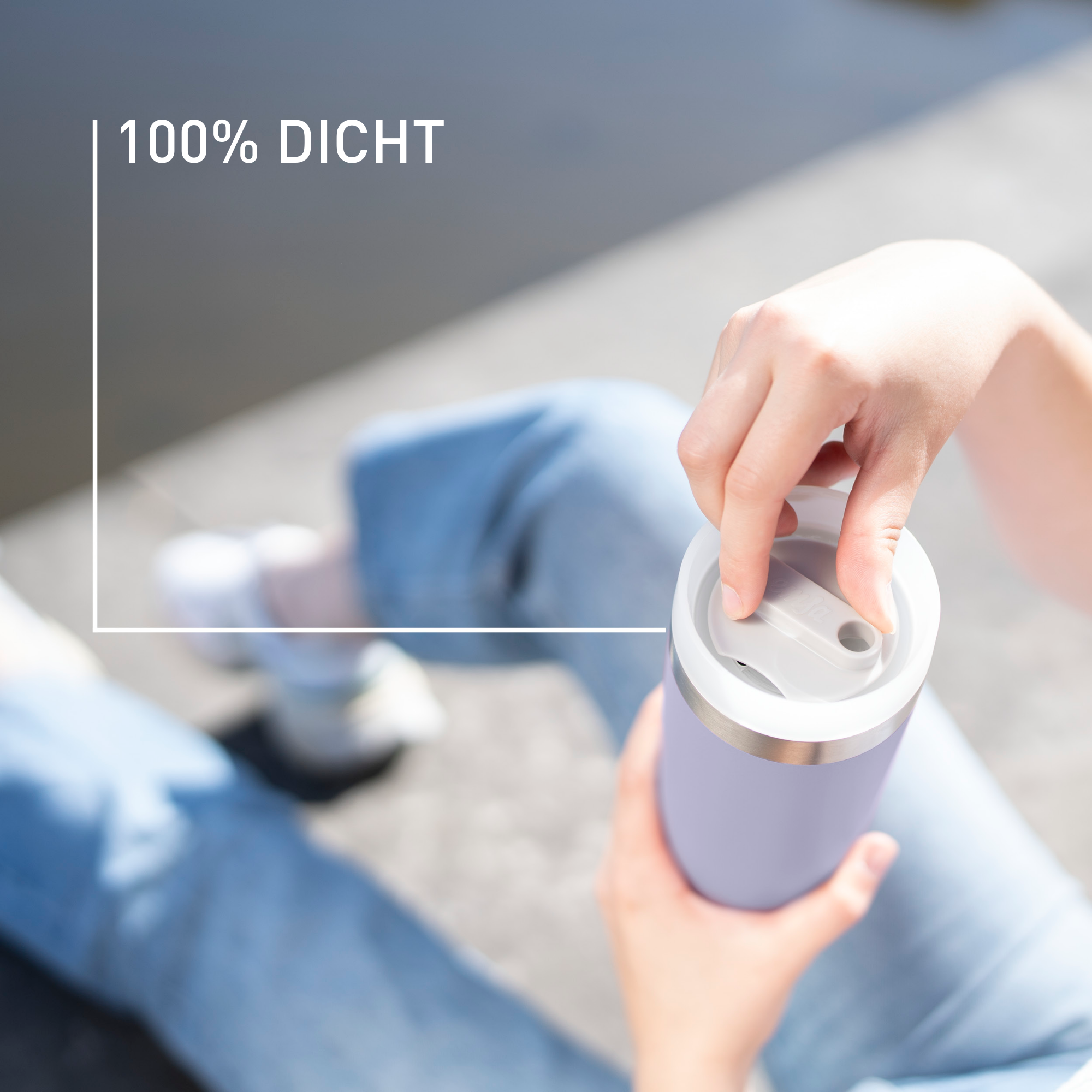 Eine Person öffnet einen hellvioletten Becher. Der Hintergrund ist verschwommen und zeigt Jeans und den Text '100% DICHT'.