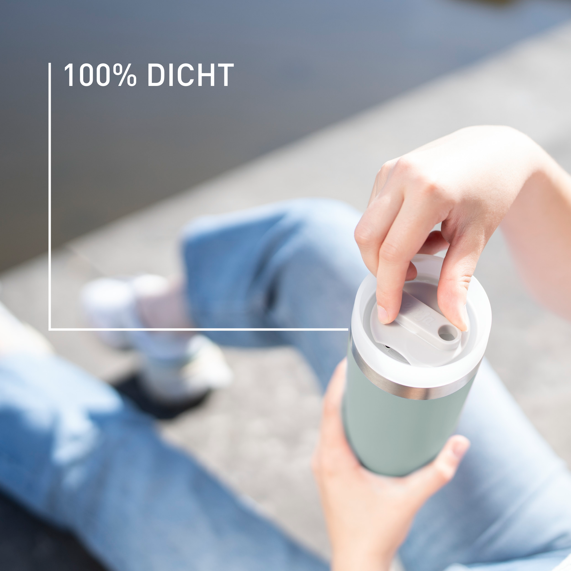 Eine Person öffnet einen hellgrünen Becher. Der Text '100% DICHT' wird angezeigt. Die Person trägt Jeans.