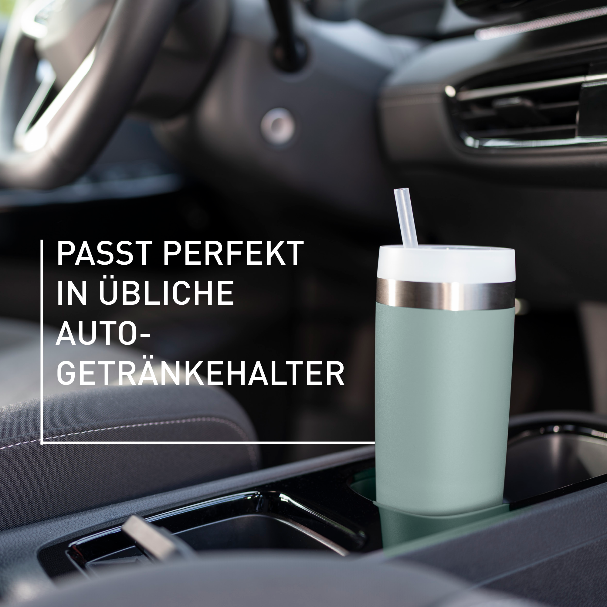 Ein mintgrüner Becher mit Strohhalm steht in einem Getränkehalter im Auto. Text: 'Passt perfekt in übliche Getränkehalter'.