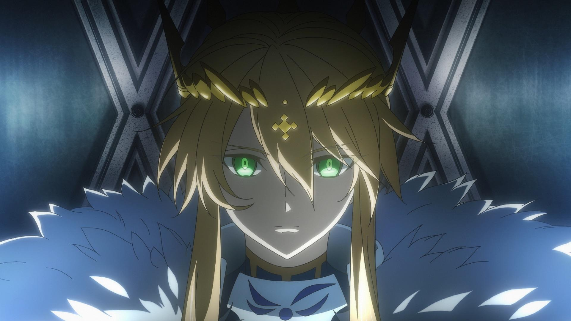Anime-Figur mit blonden Haaren, grünen Augen und einer goldenen Krone. Trägt ein blau-weißes Outfit. Der Hintergrund hat ein metallisches Design.