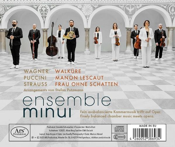 Musiker in formeller Kleidung mit Instrumenten. Das Ensemble steht in einer gewölbten Halle. Text enthält Komponistennamen und "ensemble minui".