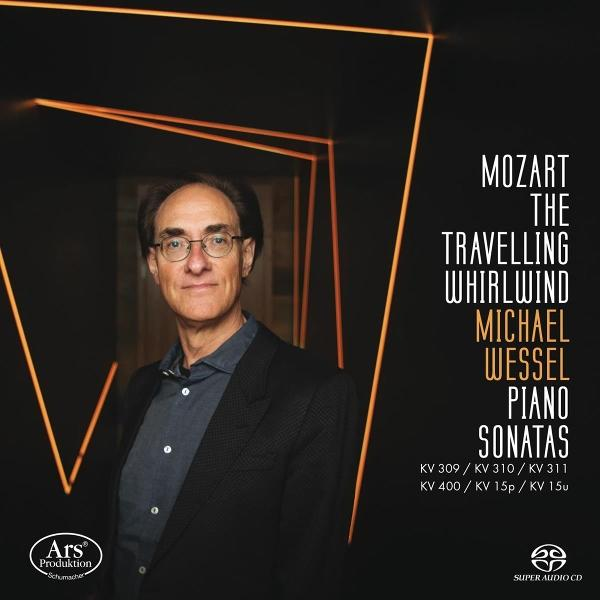 Mann mit Brille und Anzug. Titel sagt Mozart, The Travelling Whirlwind, Michael Wessel, Piano Sonatas auf schwarzem Hintergrund.
