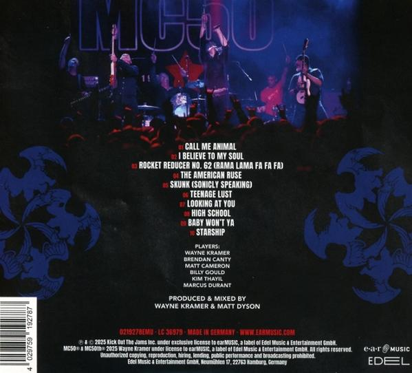 CD-Cover. Band spielt live. Text listet Songs, Bandmitglieder und Produktionscredits. Blaues und rotes Farbschema.