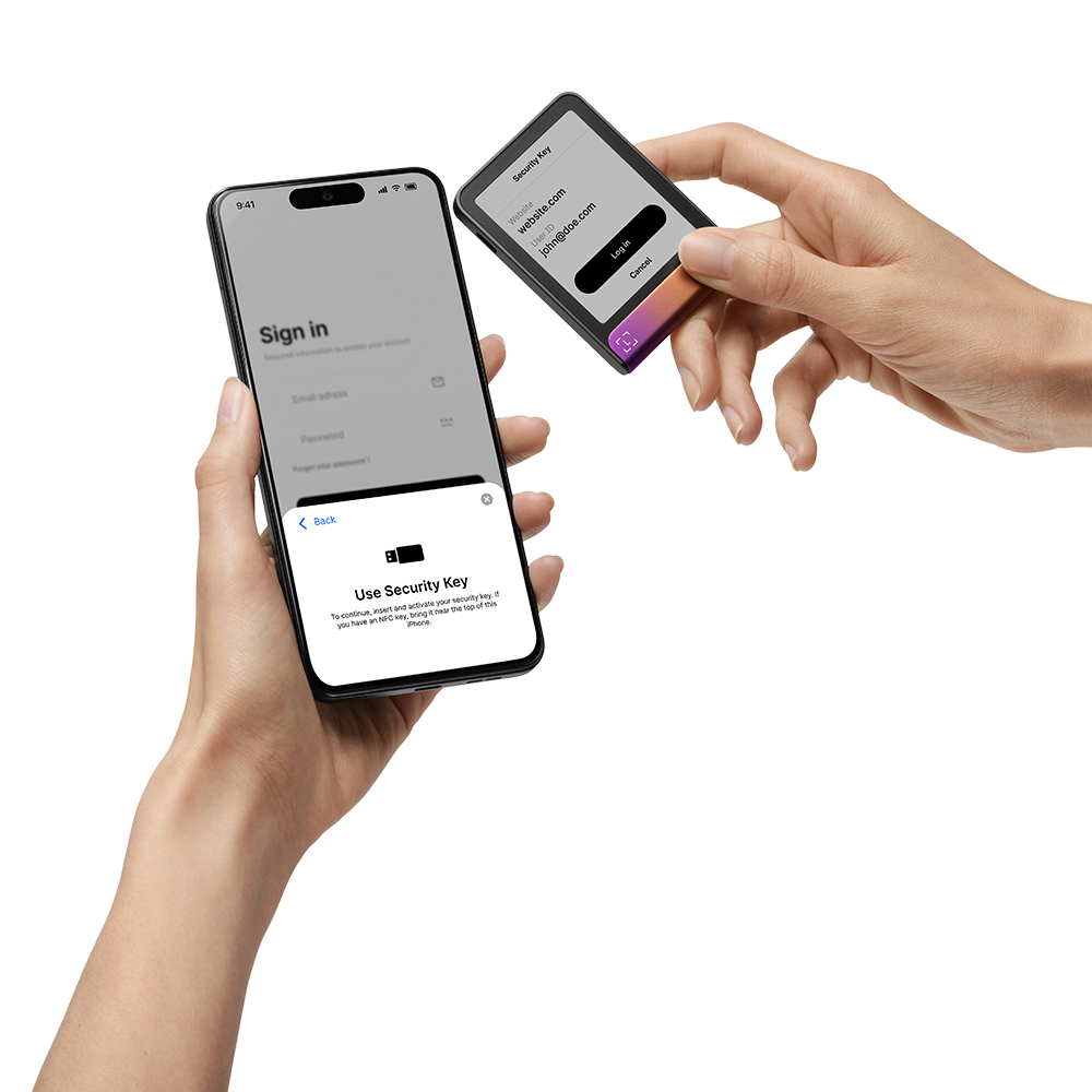 Hände halten Telefon und Sicherheitsschlüssel. Telefon zeigt Anmeldebildschirm und Aufforderung zur Verwendung des Schlüssels.