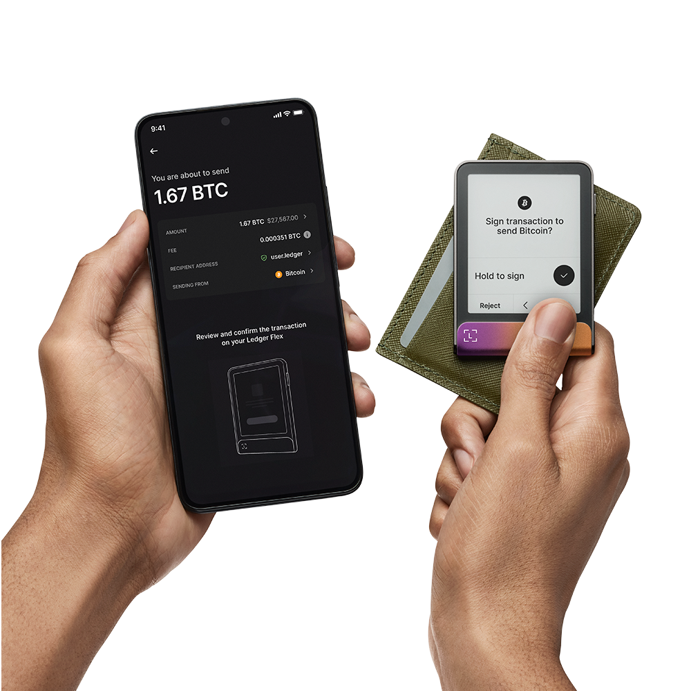 Hände halten ein Telefon und ein Ledger-Gerät. Das Telefon zeigt eine Bitcoin-Transaktion an. Der Ledger zeigt 'Zum Signieren halten'.