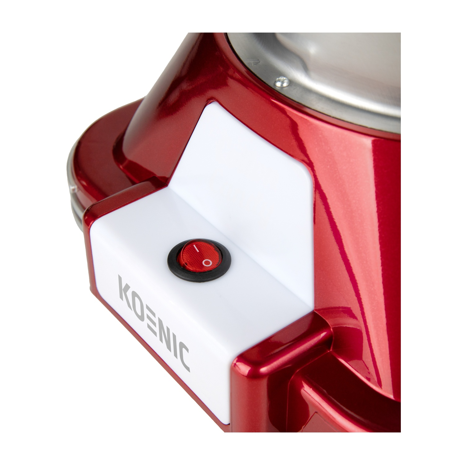 Primo piano di un elettrodomestico rosso e bianco con pulsante di accensione. Il marchio 'KOENIC' è visibile.