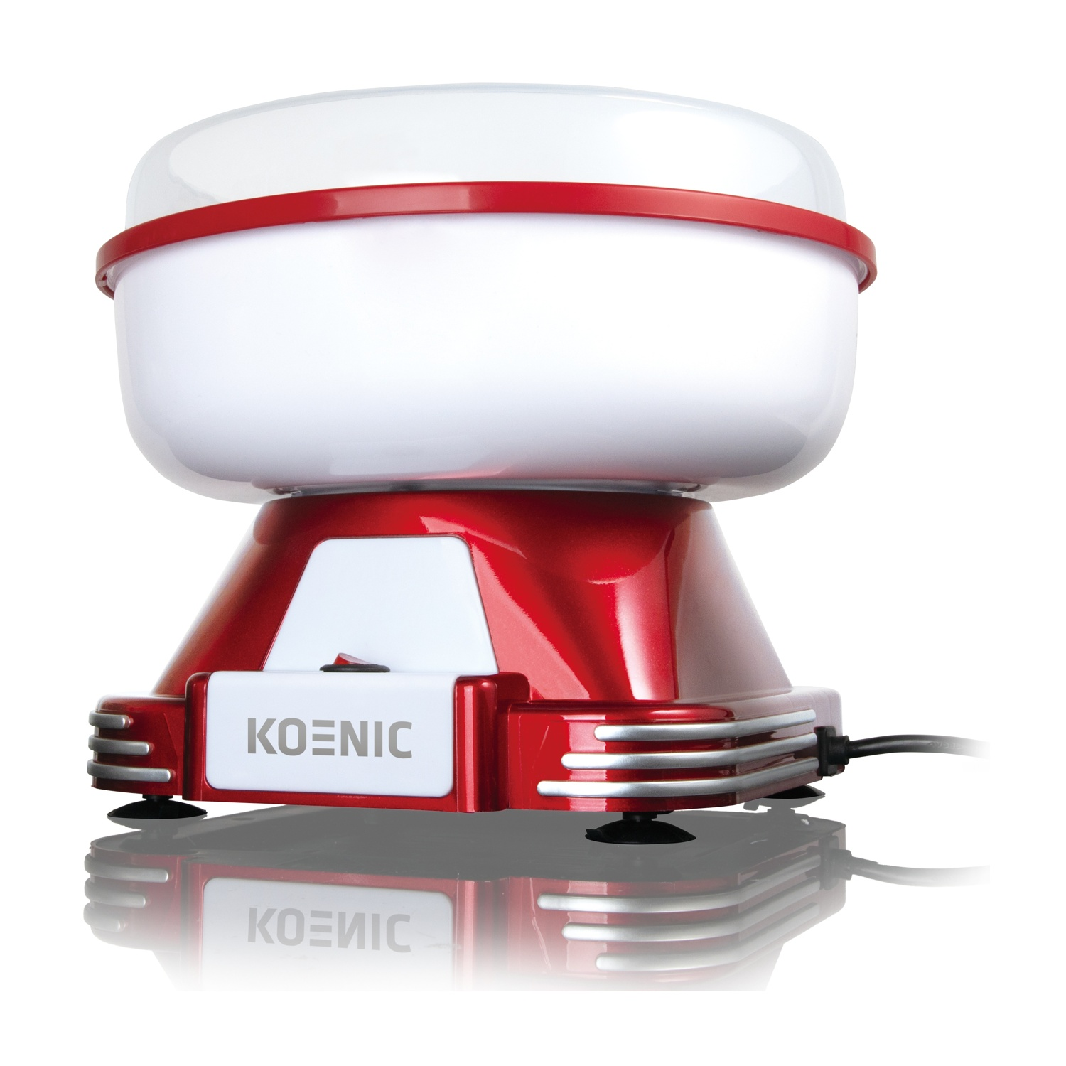 Una macchina per zucchero filato Koenic rossa e bianca. Ha una ciotola bianca, una base rossa e una copertura in plastica trasparente. La macchina è su una superficie bianca.