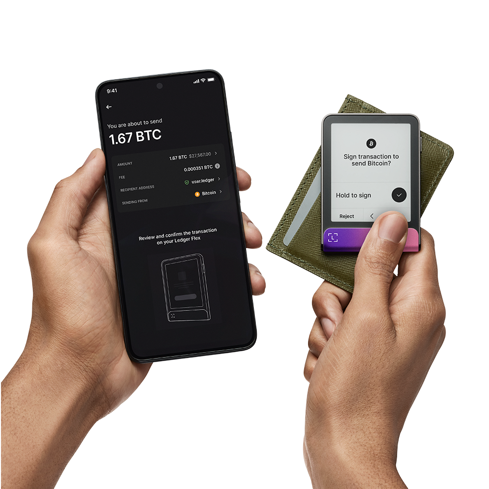Hände halten ein Telefon und ein Ledger-Gerät. Das Telefon zeigt eine Bitcoin-Transaktion an, der Ledger fragt nach der Signatur.