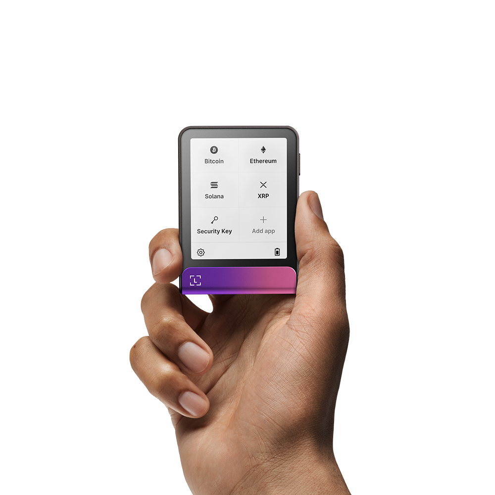 Eine Hand hält ein schwarzes Gerät mit einem Bildschirm, der Kryptowährungsoptionen anzeigt. Bitcoin, Ethereum, Solana und XRP sind sichtbar.