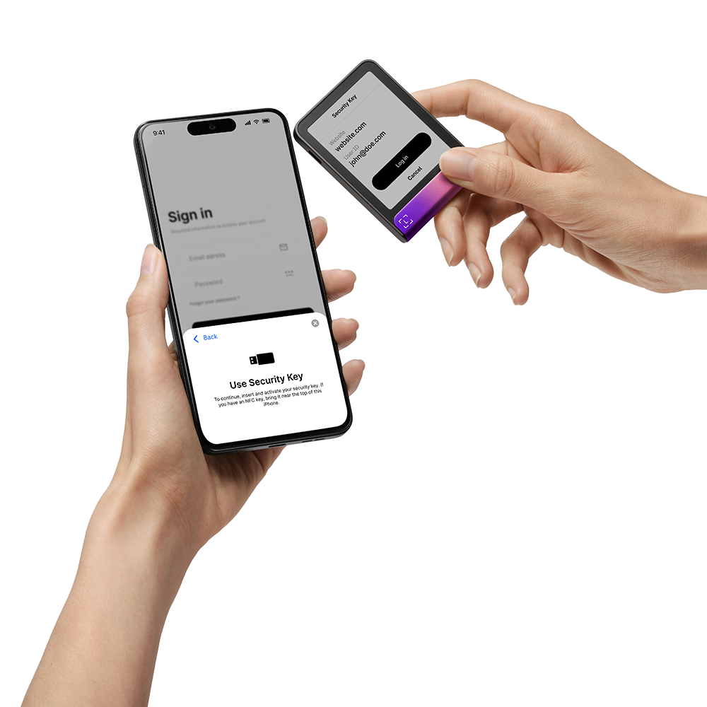 Hände halten Telefon und Sicherheitsschlüssel. Telefon zeigt Anmeldebildschirm, Schlüssel zeigt Website und Benutzer-ID, Aufforderung zur Anmeldung.