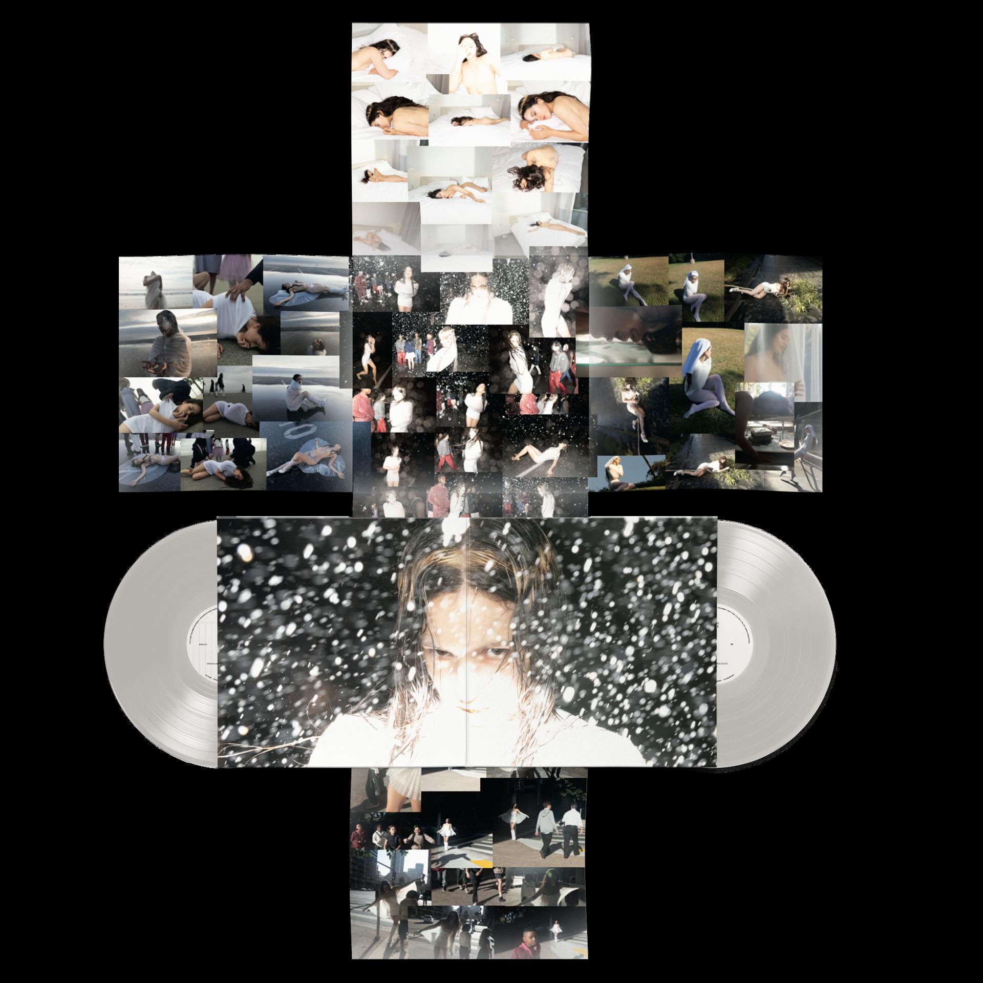 Collage von Bildern: Menschen auf Betten, am Strand, Schnee und Schallplatten. Zentrale Figur mit Schneeeffekt. Schwarzer Hintergrund.
