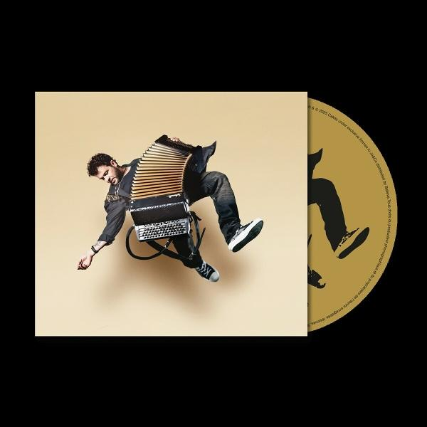 Un homme en l'air joue de l'accordéon. Il porte des vêtements sombres et des baskets. Un CD doré est à droite, et le fond est beige.