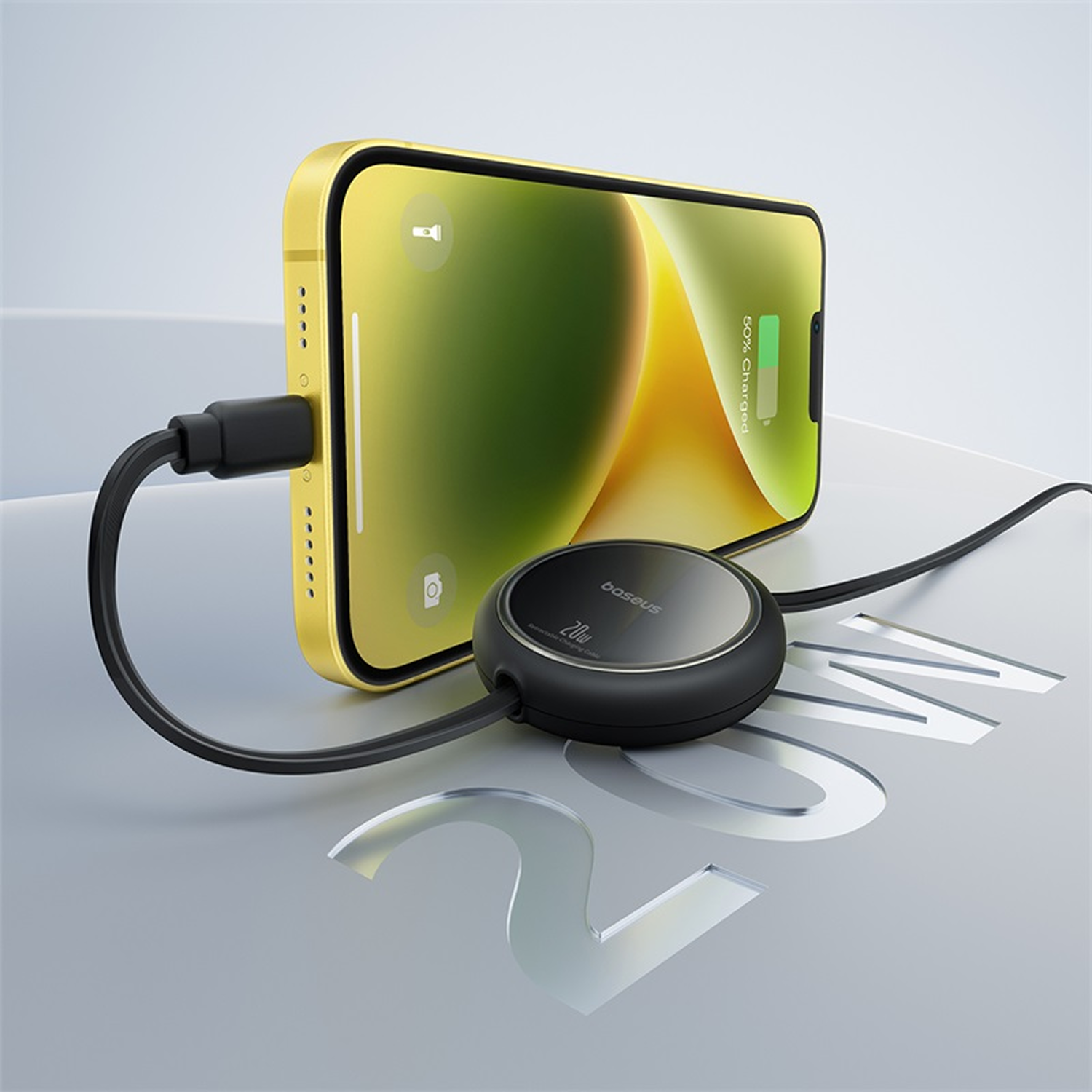 Un iPhone amarillo se está cargando de forma inalámbrica. Un cargador negro con la etiqueta 'baseus' está conectado. La pantalla muestra 50% cargado.